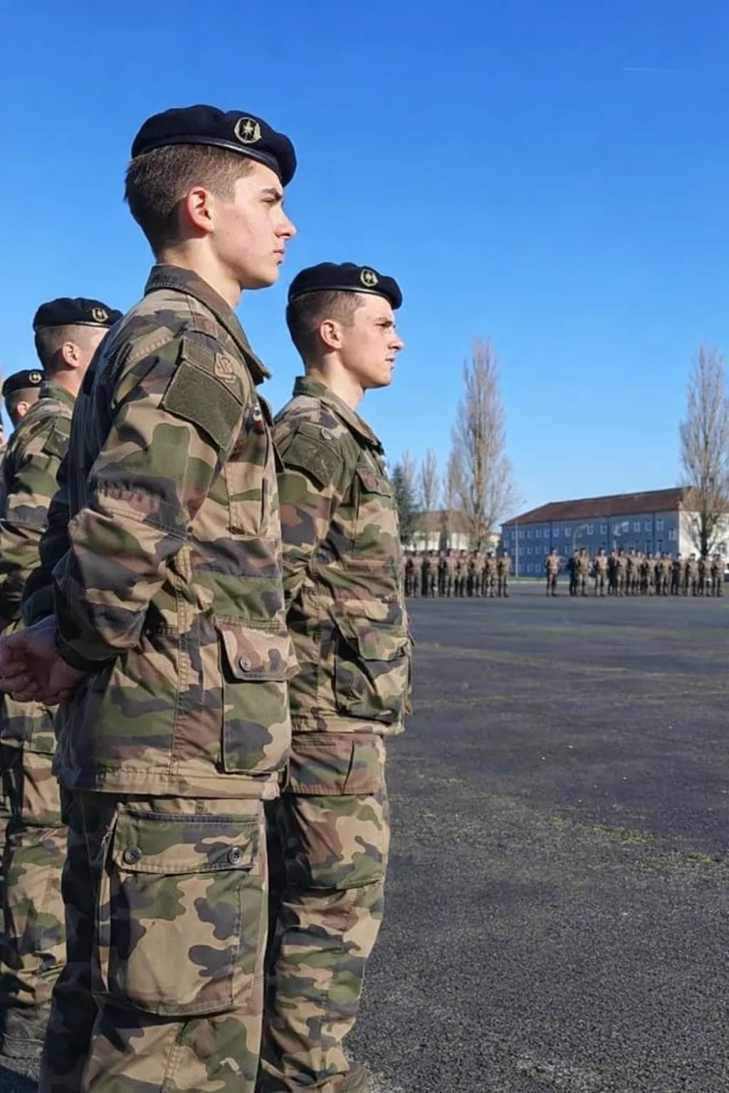 Personnels en formation sur la place d'armes d'une caserne