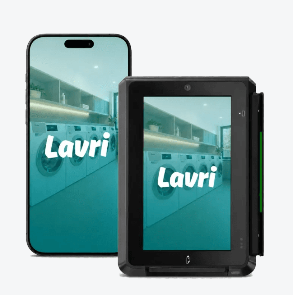 Le terminal de paiement LavriPay aux côtés de l’application LavriPay mobile