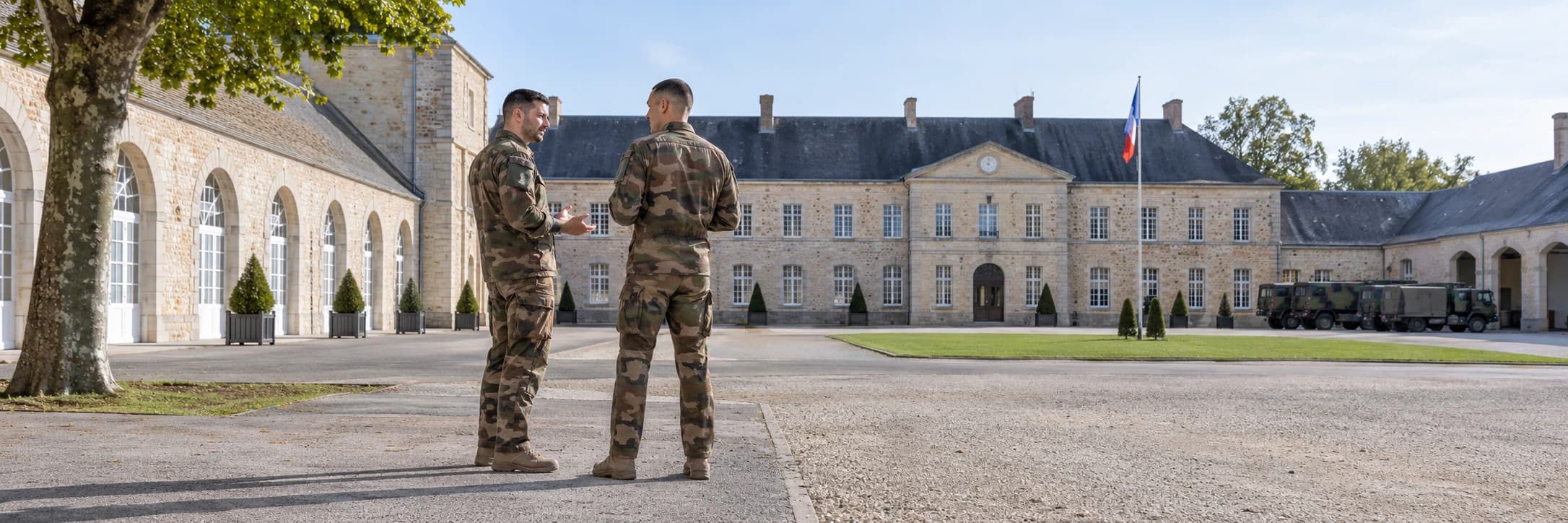 Militaires dans la cour d’une caserne