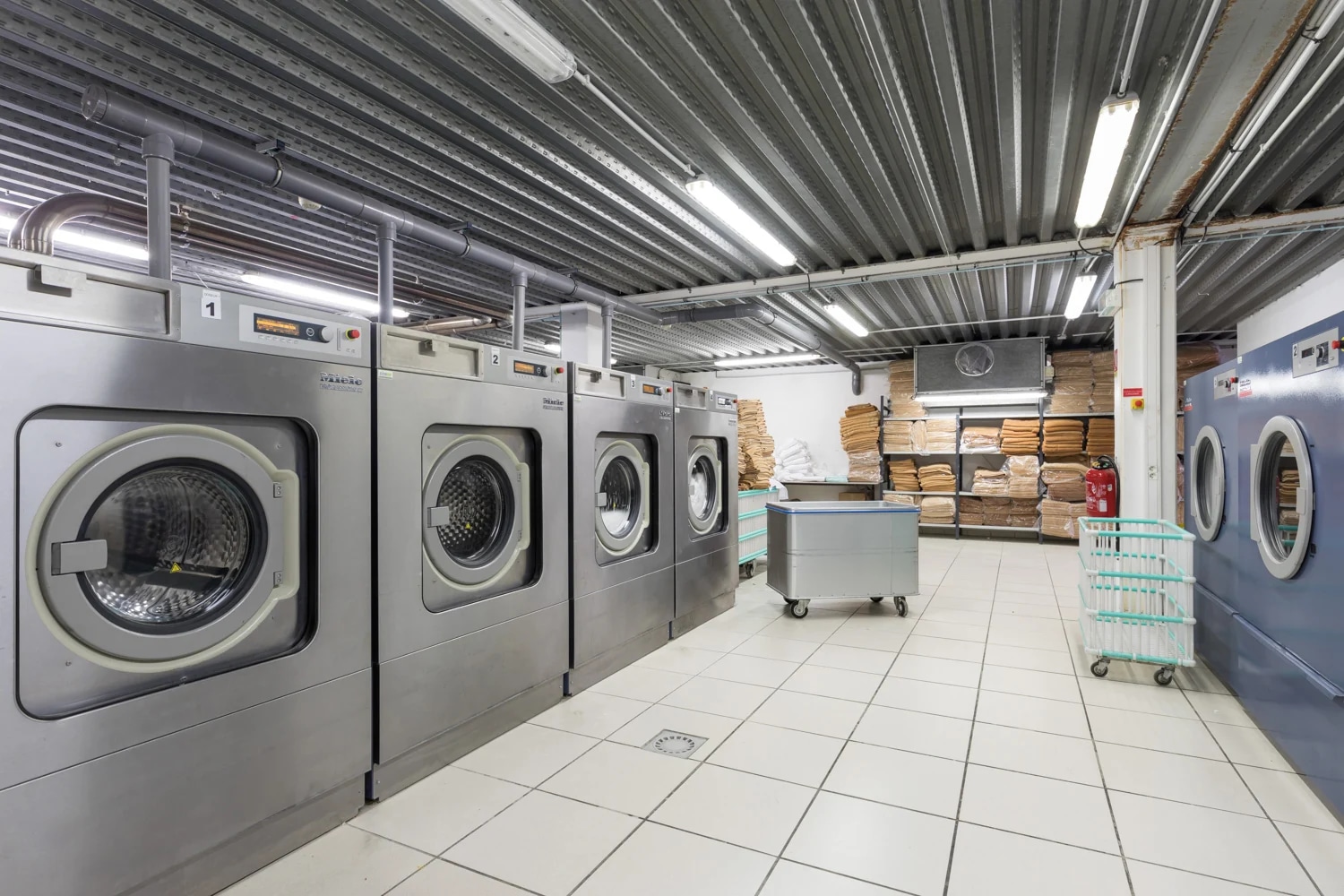 Blanchisserie d'établissement équipée de lave-linge professionnels de grande capacité